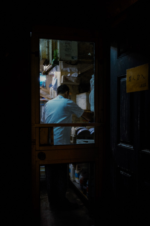 Porta luminosa, street photography a Yokohama